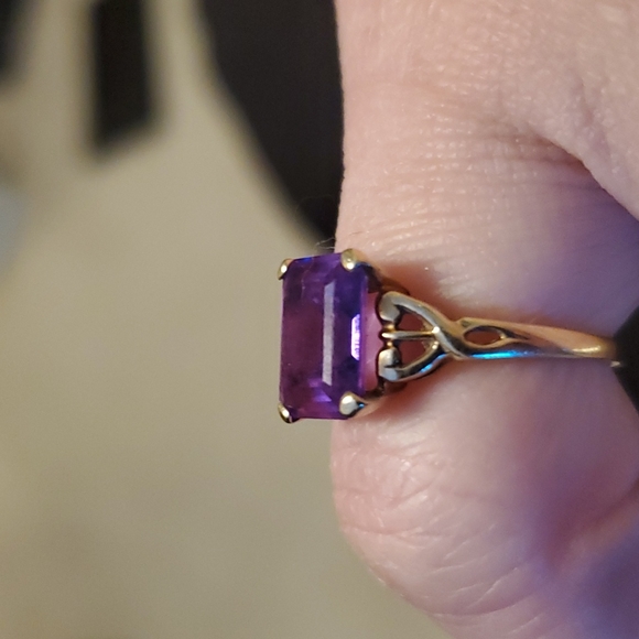 Vintage 10K Yellow Gold Amethyst Ring - Picture 4 of 8